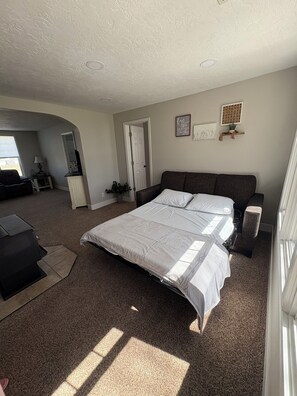 2 多间卧室、  旅行婴儿床、免费 WiFi、床单