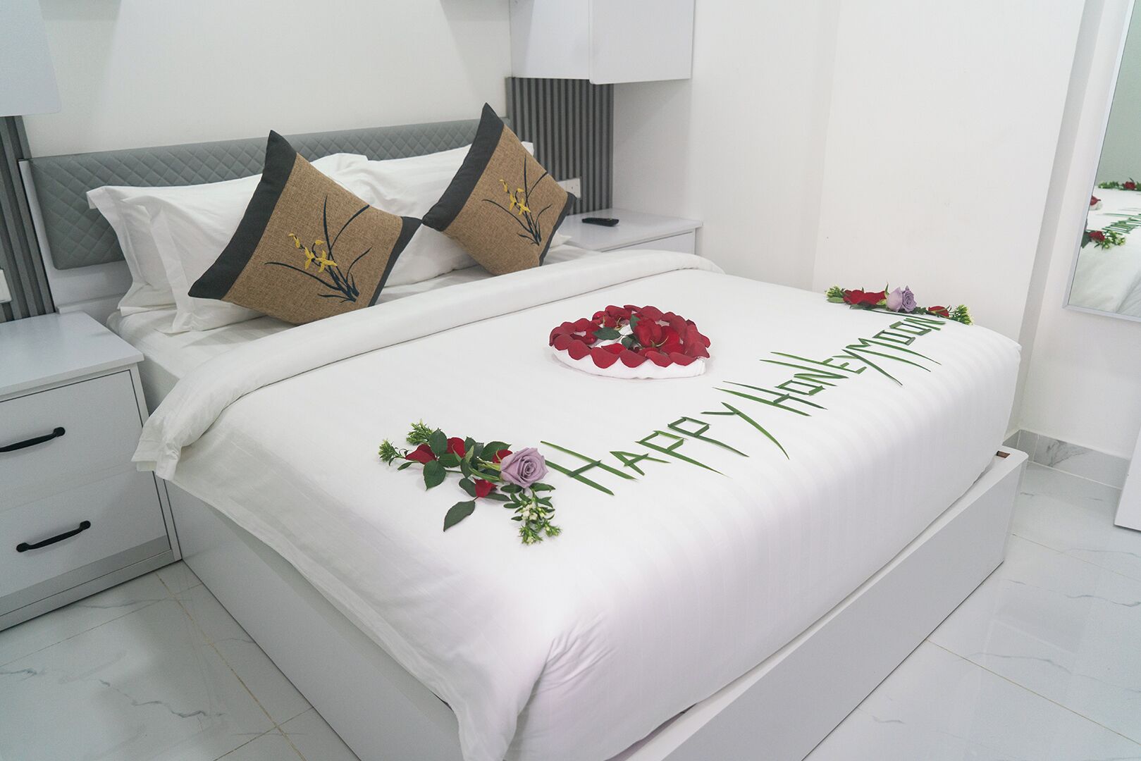 Kamar Double atau Twin Deluks, 1 Tempat Tidur Queen, pemandangan halaman | Minibar, brankas, dan dilengkapi dengan perabotan berbeda-beda