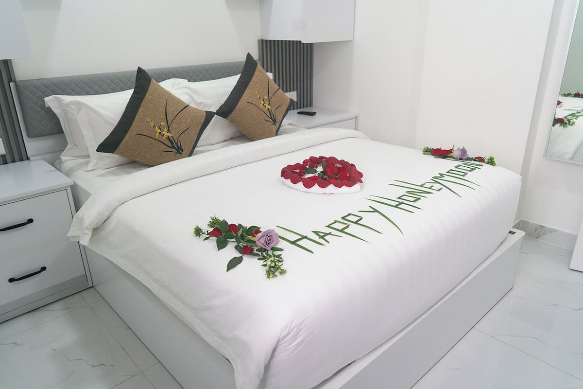 Kamar Double atau Twin Deluks, 1 Tempat Tidur Queen, pemandangan halaman | Minibar, brankas, dan dilengkapi dengan perabotan berbeda-beda