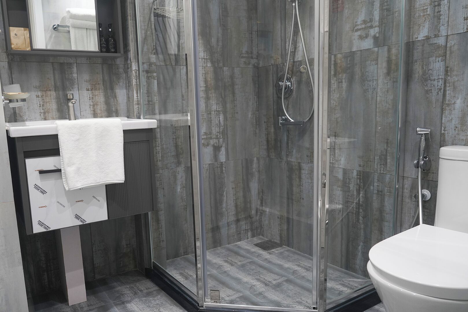 Deluxe Queen Room Courtyard View | Bathroom | Slippers
