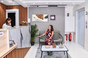 Minibar, caja fuerte, wifi gratis y mobiliario individual