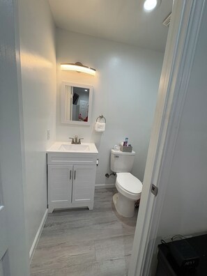 Douche, sèche-cheveux, serviettes fournies, savon