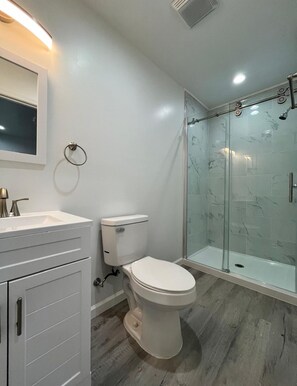 Douche, sèche-cheveux, serviettes fournies, savon