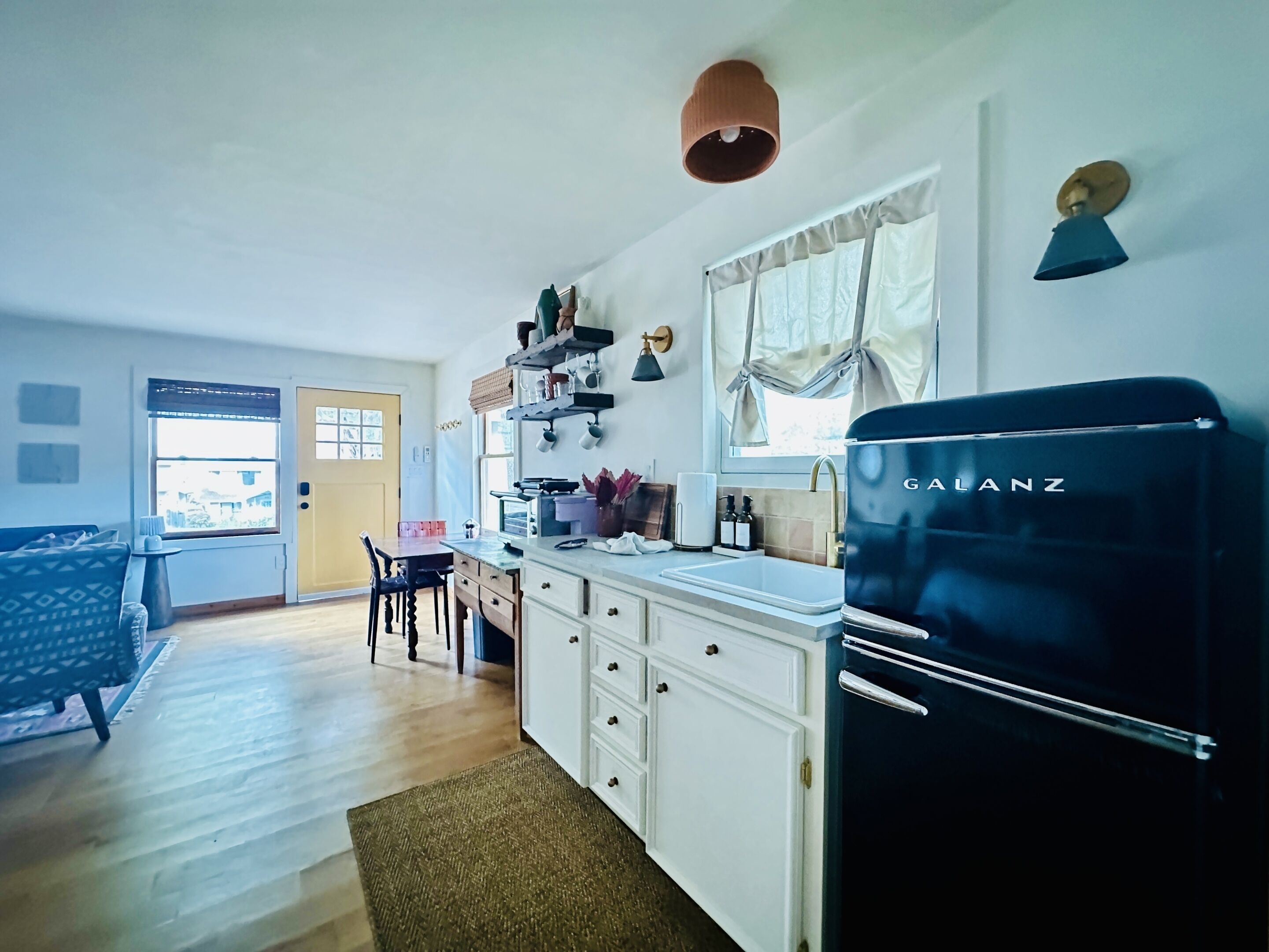 Coffee/tea maker, fridge, oven, stovetop