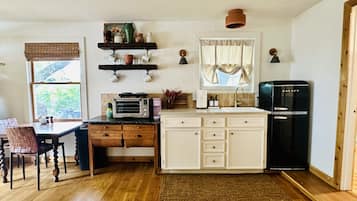 Fridge, oven, stovetop, coffee/tea maker