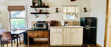 Frigorífico, horno, placa de cocina y cafetera o tetera