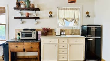 Fridge, oven, stovetop, coffee/tea maker