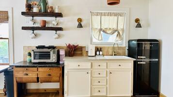 Coffee/tea maker, fridge, oven, stovetop