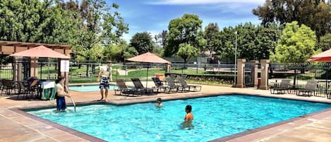 Estudi, bany privat | Piscina a l'aire lliure | Piscina a l'aire lliure