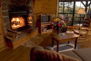 Cabaña, 1 habitación, vista a la colina | Área de sala de estar | Chimenea