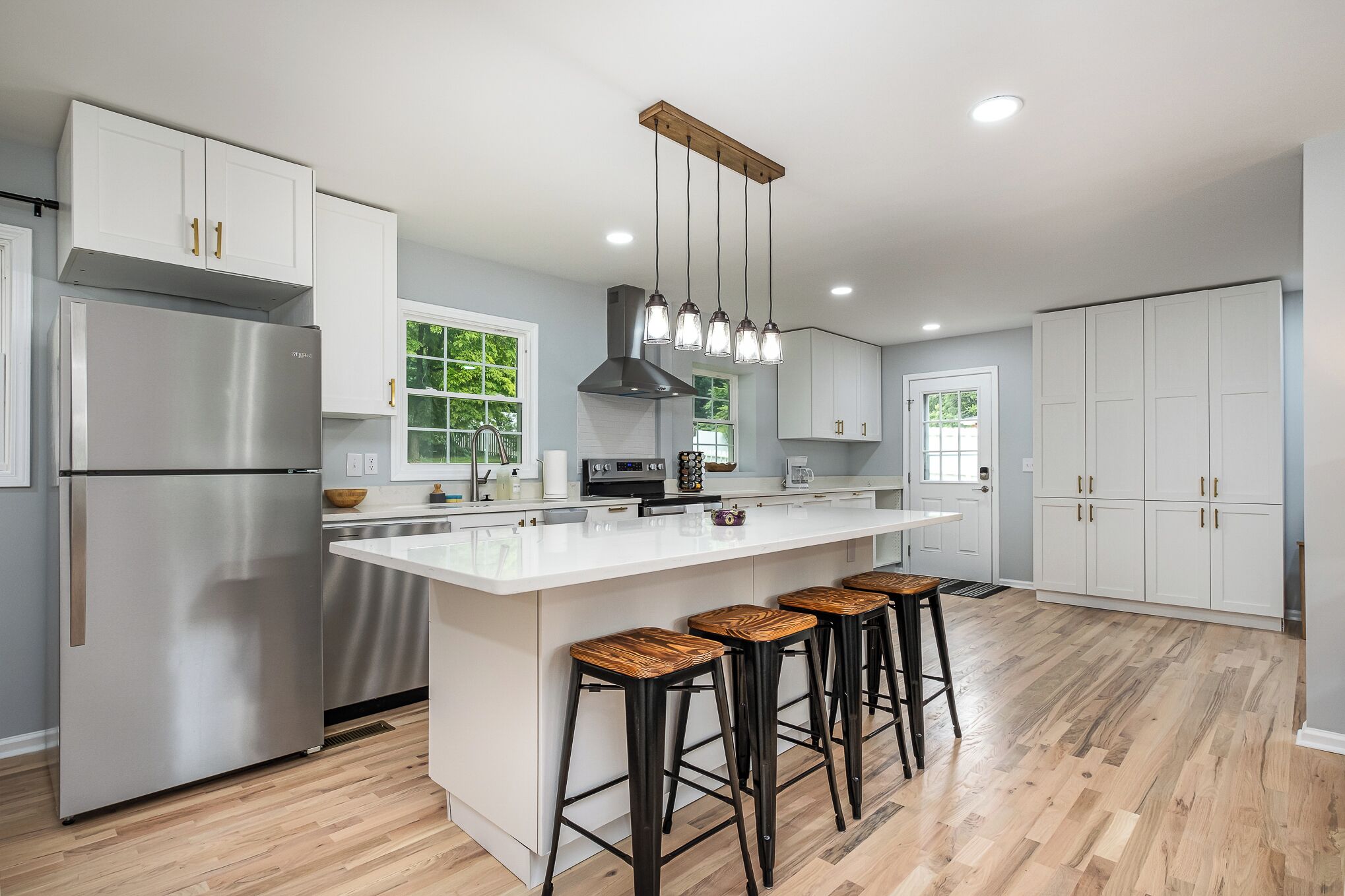 Geladeira, micro-ondas, fogão, cooktop