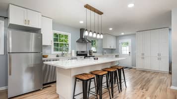 Een koelkast, een microgolfoven, een oven, een kookplaat