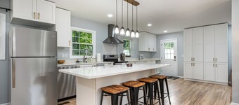 Cozy Belmont Retreat: Charming 3-Bedroom Haven!