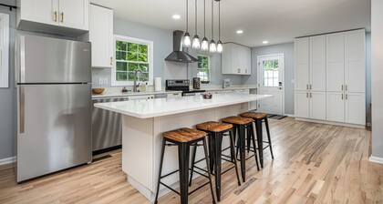 Cozy Belmont Retreat: Charming 3-Bedroom Haven!