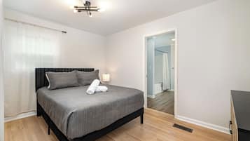 3 slaapkamers, een strijkplank/strijkijzer, gratis wifi, beddengoed