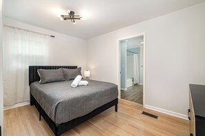 3 slaapkamers, een strijkplank/strijkijzer, gratis wifi, beddengoed