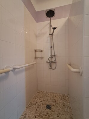 Shower, toilet paper - Country house near the Ardèche (Saint-Paulet-de-Caisson)