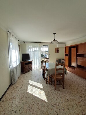 Dining - Country house near the Ardèche (Saint-Paulet-de-Caisson)