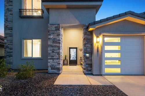 6 BDR Modern Home w/River & Beach Access!