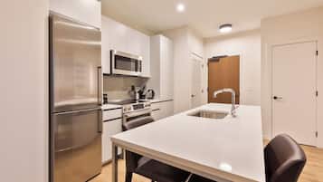 Deluxe Apartment, Kitchen | Private kitchen | Full-sized fridge, microwave, oven, stovetop