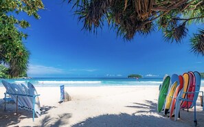 Sun-loungers, beach umbrellas, beach towels - Kata Ozone (Karon)