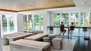 Un espace lounge moderne avec des sièges et un bar.