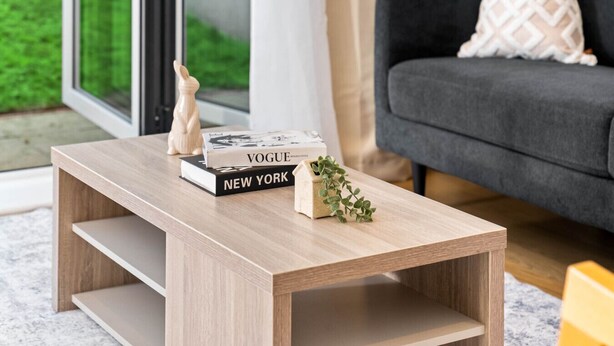 A wooden coffee table with a vase and books. - Luxury 4 Bedroom Townhouse - Garden - Balconies (Birmingham)