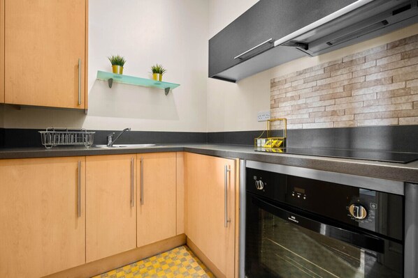 Køleskab, mikrobølgeovn, ovn, kogeplade