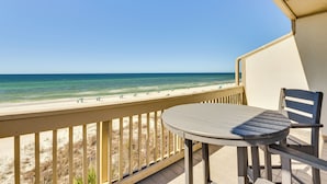 Ein Balkon mit Blick auf Strand und Meer.