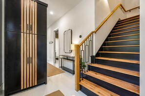 Interior - Stylish Townhouse with Chef's Kitchen and Nearby Mountain Bike Trails (Bentonville)