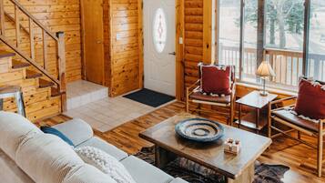 Téléviseur, foyer, table de ping-pong, livres