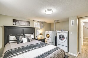 4 bedrooms, iron/ironing board, Internet, bed sheets - Truman Lake Retreat: Relax and Unwind (Clinton)