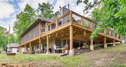Truman Lake Retreat: Large Deck & On-Site Fishing!