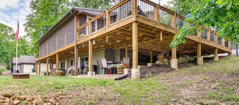 Truman Lake Retreat: Large Deck & On-Site Fishing!