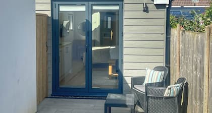 Mudeford Retreat—Peaceful & Perfectly Located