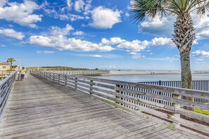 بالقرب من الشاطئ