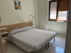3 habitaciones, escritorio, tabla de planchar con plancha y wifi gratis
