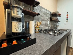 Køleskab, mikrobølgeovn, kaffe-/temaskine