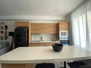 Frigorífico, microondas, horno y placa de cocina