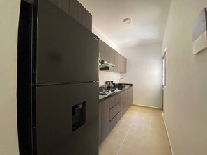 Kühlschrank, Herdplatte, Wasserkocher mit Kaffee-/Teezubehör