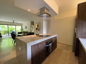 Refrigerador, microondas, horno y parrilla de estufa 