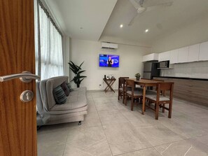 TV - Chic Stay, Rooftop Plunge Pool, 4 Blocks from 5th (Playa del Carmen)