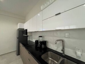 Een koelkast, een magnetron, een kookplaat