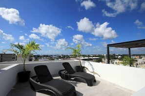 Terrace/patio - Chic Stay, Rooftop Plunge Pool, 4 Blocks from 5th (Playa del Carmen)