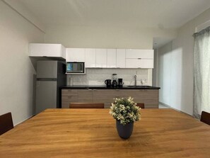 Kühlschrank, Mikrowelle, Herdplatte, Wasserkocher mit Kaffee-/Teezubehör