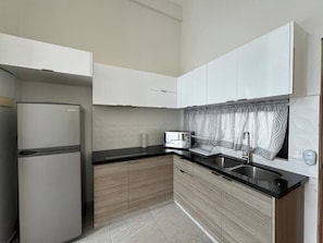 Kühlschrank, Mikrowelle, Herdplatte, Wasserkocher mit Kaffee-/Teezubehör