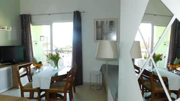 Departamento (Classic Two Bedroom Apartment with Ba) | Sala de estar | Televisión de pantalla plana de 32 pulgadas con canales vía satélite