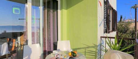 Apartment (Classic Two Bedroom Apartment with Ba) | Balcony