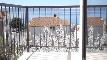 Apartment (Classic Two Bedroom Apartment with Ba) | Balcony