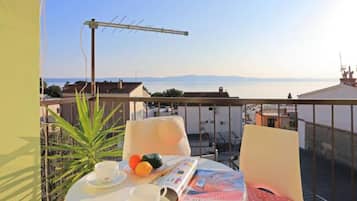 Apartment (Classic Two Bedroom Apartment with Ba) | Balcony